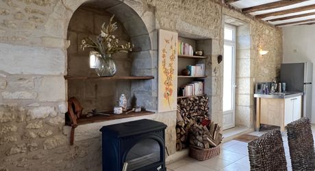 In the heart of the Périgord Noir, an authentic Périgord stone house with a barn in a small hamlet 15 minutes from Montignac-Lascaux.