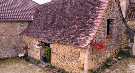 Au cœur du Périgord Noir, authentique périgourdine en pierre avec une grange dans un petit hameau à 15 minutes de Montignac-Lascaux. 
