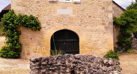 Au cœur du Périgord Noir, authentique périgourdine en pierre avec une grange dans un petit hameau à 15 minutes de Montignac-Lascaux. 