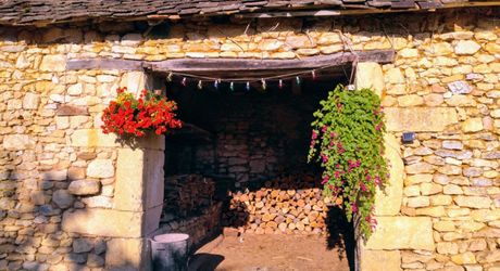 Au cœur du Périgord Noir, authentique périgourdine en pierre avec une grange dans un petit hameau à 15 minutes de Montignac-Lascaux. 
