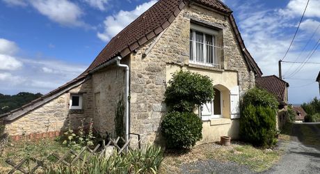 Au cœur du Périgord Noir, authentique périgourdine en pierre avec une grange dans un petit hameau à 15 minutes de Montignac-Lascaux. 