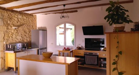 Au cœur du Périgord Noir, authentique périgourdine en pierre avec une grange dans un petit hameau à 15 minutes de Montignac-Lascaux. 
