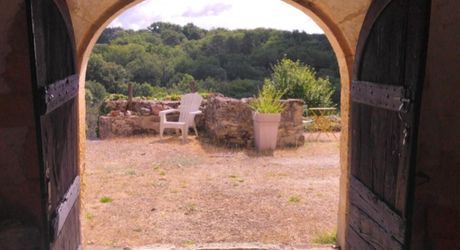 Au cœur du Périgord Noir, authentique périgourdine en pierre avec une grange dans un petit hameau à 15 minutes de Montignac-Lascaux. 
