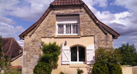 Au cœur du Périgord Noir, authentique périgourdine en pierre avec une grange dans un petit hameau à 15 minutes de Montignac-Lascaux. 