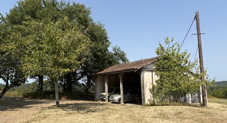 En Périgord Noir, propriété de caractère en pierre au calme avec jolie vue, comprenant maison principale, maison d’amis et piscine.