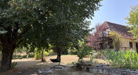 En Périgord Noir, propriété de caractère en pierre au calme avec jolie vue, comprenant maison principale, maison d’amis et piscine.