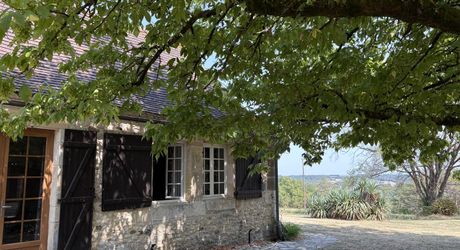 En Périgord Noir, propriété de caractère en pierre au calme avec jolie vue, comprenant maison principale, maison d’amis et piscine.