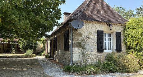 En Périgord Noir, propriété de caractère en pierre au calme avec jolie vue, comprenant maison principale, maison d’amis et piscine.