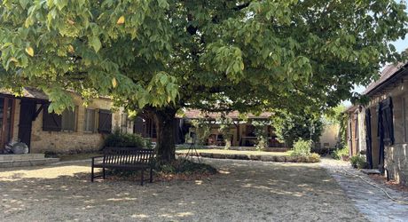 En Périgord Noir, propriété de caractère en pierre au calme avec jolie vue, comprenant maison principale, maison d’amis et piscine.