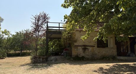 En Périgord Noir, propriété de caractère en pierre au calme avec jolie vue, comprenant maison principale, maison d’amis et piscine.