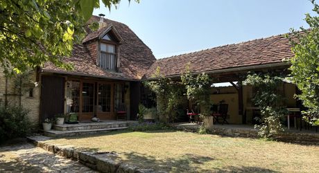 En Périgord Noir, propriété de caractère en pierre au calme avec jolie vue, comprenant maison principale, maison d’amis et piscine.