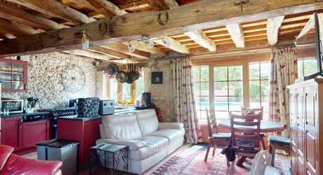 En Périgord Noir, propriété de caractère en pierre au calme avec jolie vue, comprenant maison principale, maison d’amis et piscine.