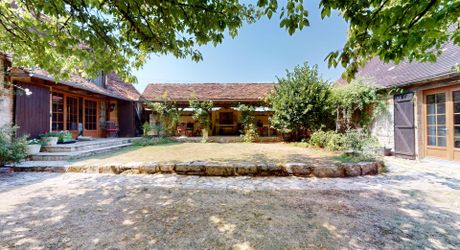 En Périgord Noir, propriété de caractère en pierre au calme avec jolie vue, comprenant maison principale, maison d’amis et piscine.