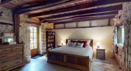 En Périgord Noir, propriété de caractère en pierre au calme avec jolie vue, comprenant maison principale, maison d’amis et piscine.