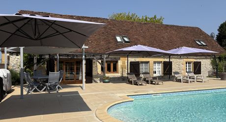 En Périgord Noir, propriété de caractère en pierre au calme avec jolie vue, comprenant maison principale, maison d’amis et piscine.