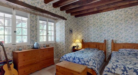 En Périgord Noir, propriété de caractère en pierre au calme avec jolie vue, comprenant maison principale, maison d’amis et piscine.