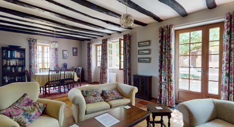 En Périgord Noir, propriété de caractère en pierre au calme avec jolie vue, comprenant maison principale, maison d’amis et piscine.