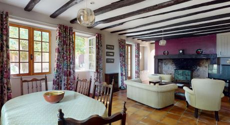 En Périgord Noir, propriété de caractère en pierre au calme avec jolie vue, comprenant maison principale, maison d’amis et piscine.