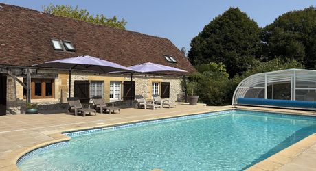 En Périgord Noir, propriété de caractère en pierre au calme avec jolie vue, comprenant maison principale, maison d’amis et piscine.