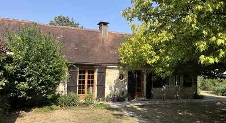 En Périgord Noir, propriété de caractère en pierre au calme avec jolie vue, comprenant maison principale, maison d’amis et piscine.