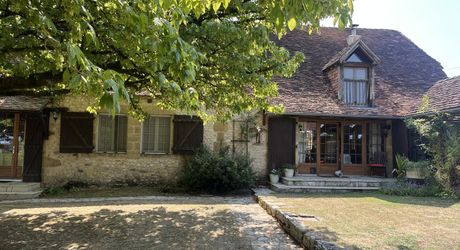En Périgord Noir, propriété de caractère en pierre au calme avec jolie vue, comprenant maison principale, maison d’amis et piscine.