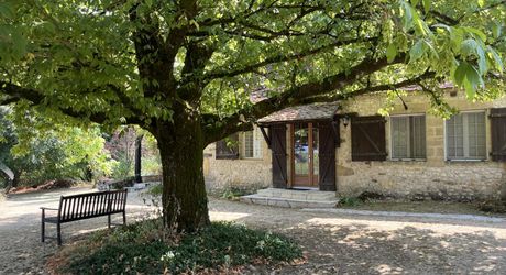 En Périgord Noir, propriété de caractère en pierre au calme avec jolie vue, comprenant maison principale, maison d’amis et piscine.