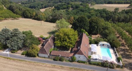 En Périgord Noir, propriété de caractère en pierre au calme avec jolie vue, comprenant maison principale, maison d’amis et piscine.