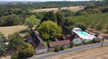 En Périgord Noir, propriété de caractère en pierre au calme avec jolie vue, comprenant maison principale, maison d’amis et piscine.