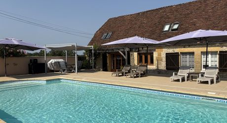 En Périgord Noir, propriété de caractère en pierre au calme avec jolie vue, comprenant maison principale, maison d’amis et piscine.