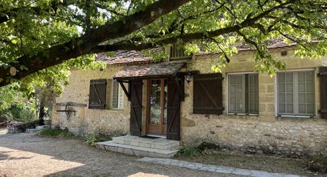 En Périgord Noir, propriété de caractère en pierre au calme avec jolie vue, comprenant maison principale, maison d’amis et piscine.