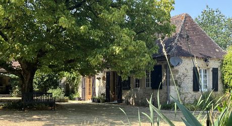 En Périgord Noir, propriété de caractère en pierre au calme avec jolie vue, comprenant maison principale, maison d’amis et piscine.