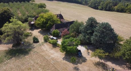 En Périgord Noir, propriété de caractère en pierre au calme avec jolie vue, comprenant maison principale, maison d’amis et piscine.