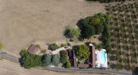 En Périgord Noir, propriété de caractère en pierre au calme avec jolie vue, comprenant maison principale, maison d’amis et piscine.