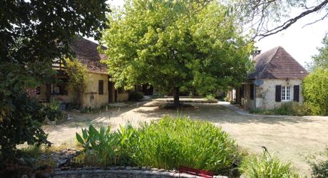 En Périgord Noir, propriété de caractère en pierre au calme avec jolie vue, comprenant maison principale, maison d’amis et piscine.