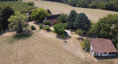 En Périgord Noir, propriété de caractère en pierre au calme avec jolie vue, comprenant maison principale, maison d’amis et piscine.