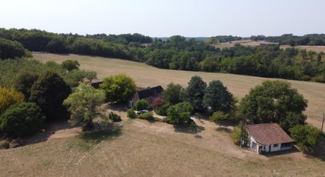 En Périgord Noir, propriété de caractère en pierre au calme avec jolie vue, comprenant maison principale, maison d’amis et piscine.