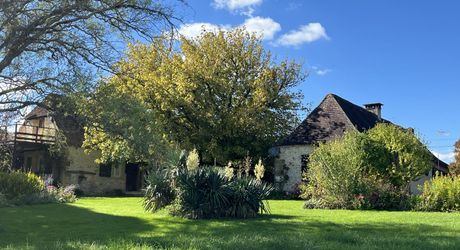 En Périgord Noir, propriété de caractère-ancienne fermette en pierre- avec piscine située en campagne, au calme avec jolie vue. Magnifique cour ombragée entre la maison principale, la maison d'amis et la terrasse. Atelier. Terrain d'environ 8000 m².