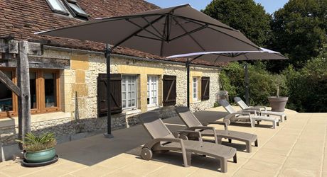 En Périgord Noir, propriété de caractère en pierre au calme avec jolie vue, comprenant maison principale, maison d’amis et piscine.