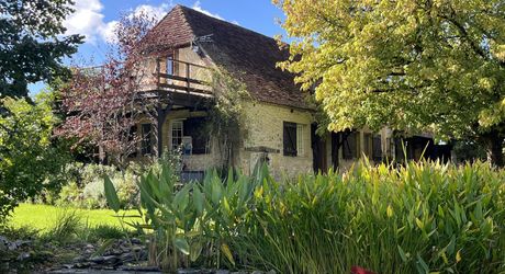 En Périgord Noir, propriété de caractère-ancienne fermette en pierre- avec piscine située en campagne, au calme avec jolie vue. Magnifique cour ombragée entre la maison principale, la maison d'amis et la terrasse. Atelier. Terrain d'environ 8000 m².