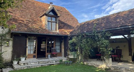 En Périgord Noir, propriété de caractère-ancienne fermette en pierre- avec piscine située en campagne, au calme avec jolie vue. Magnifique cour ombragée entre la maison principale, la maison d'amis et la terrasse. Atelier. Terrain d'environ 8000 m².