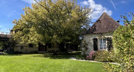 En Périgord Noir, propriété de caractère-ancienne fermette en pierre- avec piscine située en campagne, au calme avec jolie vue. Magnifique cour ombragée entre la maison principale, la maison d'amis et la terrasse. Atelier. Terrain d'environ 8000 m².