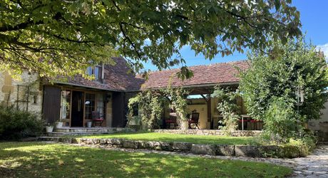 En Périgord Noir, propriété de caractère-ancienne fermette en pierre- avec piscine située en campagne, au calme avec jolie vue. Magnifique cour ombragée entre la maison principale, la maison d'amis et la terrasse. Atelier. Terrain d'environ 8000 m².