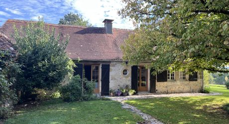 En Périgord Noir, propriété de caractère-ancienne fermette en pierre- avec piscine située en campagne, au calme avec jolie vue. Magnifique cour ombragée entre la maison principale, la maison d'amis et la terrasse. Atelier. Terrain d'environ 8000 m².