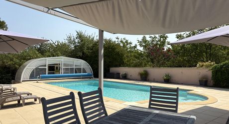En Périgord Noir, propriété de caractère en pierre au calme avec jolie vue, comprenant maison principale, maison d’amis et piscine.