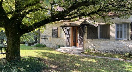 En Périgord Noir, propriété de caractère-ancienne fermette en pierre- avec piscine située en campagne, au calme avec jolie vue. Magnifique cour ombragée entre la maison principale, la maison d'amis et la terrasse. Atelier. Terrain d'environ 8000 m².