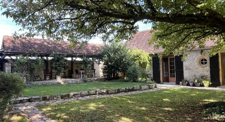 En Périgord Noir, propriété de caractère-ancienne fermette en pierre- avec piscine située en campagne, au calme avec jolie vue. Magnifique cour ombragée entre la maison principale, la maison d'amis et la terrasse. Atelier. Terrain d'environ 8000 m².