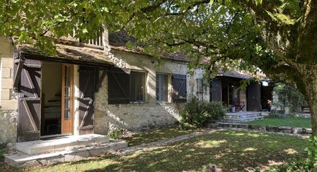 En Périgord Noir, propriété de caractère-ancienne fermette en pierre- avec piscine située en campagne, au calme avec jolie vue. Magnifique cour ombragée entre la maison principale, la maison d'amis et la terrasse. Atelier. Terrain d'environ 8000 m².