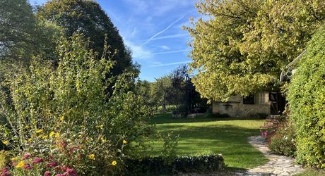 En Périgord Noir, propriété de caractère-ancienne fermette en pierre- avec piscine située en campagne, au calme avec jolie vue. Magnifique cour ombragée entre la maison principale, la maison d'amis et la terrasse. Atelier. Terrain d'environ 8000 m².