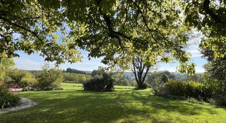 En Périgord Noir, propriété de caractère-ancienne fermette en pierre- avec piscine située en campagne, au calme avec jolie vue. Magnifique cour ombragée entre la maison principale, la maison d'amis et la terrasse. Atelier. Terrain d'environ 8000 m².