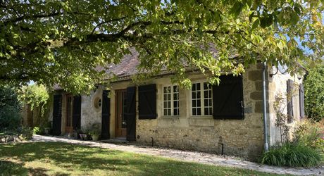 En Périgord Noir, propriété de caractère-ancienne fermette en pierre- avec piscine située en campagne, au calme avec jolie vue. Magnifique cour ombragée entre la maison principale, la maison d'amis et la terrasse. Atelier. Terrain d'environ 8000 m².